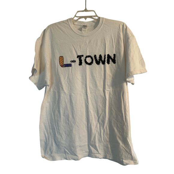 NWOT Gildan Men's Cut White T Shirt L-Town Lighter Smoke Size XL - Picture 1 of 4